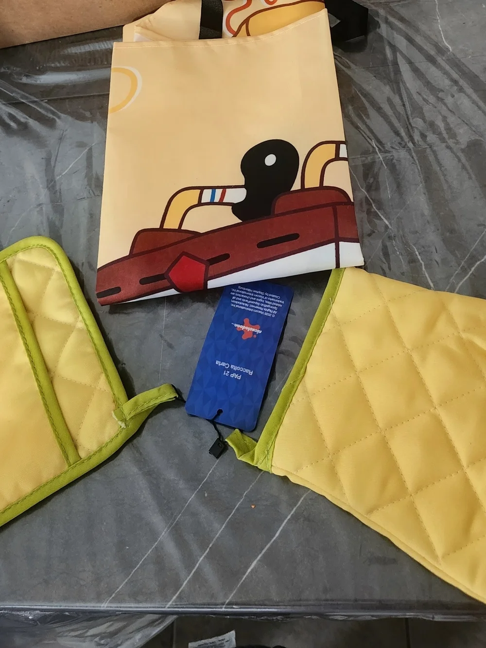 Spongebob Squarepants Apron Oven Mitt and Pot Holder Set